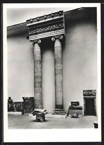 Foto-AK Deutscher Kunstverlag, Nr. 9: Berlin, Pergamon-Museum, Der Hellenistische Saal, Säulen des Tempels der Artemis