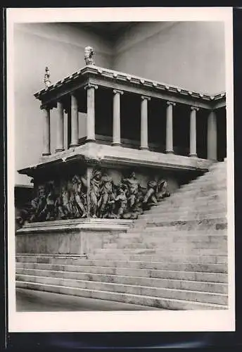 Foto-AK Deutscher Kunstverlag, Nr. 4: Berlin, Pergamon-Museum, Der Altar von Pergamon von König Eumenes II.