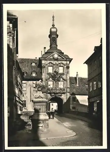 Foto-AK Deutscher Kunstverlag, Nr. 55: Bamberg, Neues Rathaus auf der Regnitzinsel, Im Kern ein gotischer Brückenturm