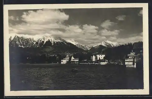 AK Bled, Ortsansicht vom Wasser aus mit Bergpanorama