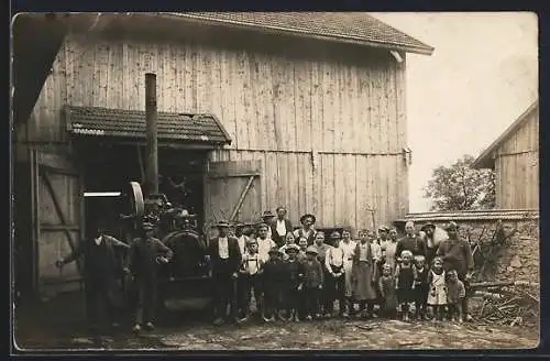 Foto-AK Altötting, Maschinenfabrik Esterer, fertige Dreschmaschine