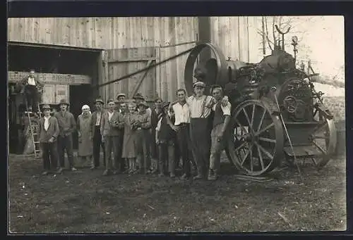 Foto-AK Altötting, Maschinenfabrik, Gruppenaufnahme mit fertiger Dreschmaschine