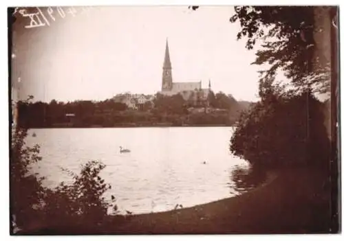 Fotografie Brück & Sohn, Meissen, Ansicht Chemnitz, Blick über den Schlossteich nach der Kirche