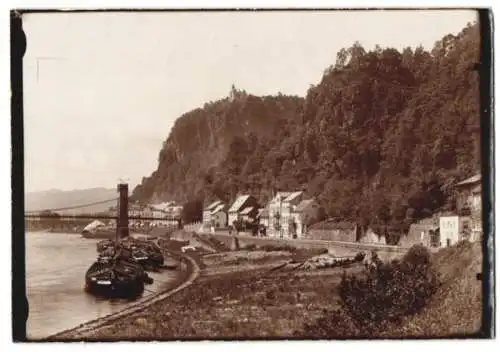 Fotografie Brück & Sohn, Meissen, Ansicht Bodenbach, Frachtkähen am Ufer mit der Schäferwand