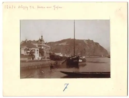 Fotografie Brück & Sohn, Meissen, Ansicht Aussig / Elbe, Frachtschiff vor Anker am Dampfschiff Hotel Sommer