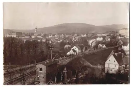 Fotografie Brück & Sohn, Meissen, Ansicht Wechselburg a. Mulde, Blick über die Stadt mit Eisenbahngleisen