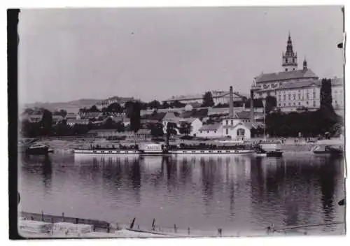 Fotografie Brück & Sohn, Meissen, Ansicht Leitmeritz, Raddampfer Bastei liegt vor der Stadt, Dampfsägewerk Thieme