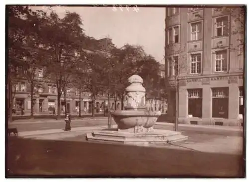 Fotografie Brück & Sohn, Meissen, Ansicht Chemnitz, Platz mit Zierbrunnen an der St. Paulikirche, Geschäfte