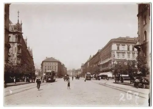 Fotografie Brück & Sohn, Meissen, Ansicht Budapest, Strassenbahn im Josefsring mit Geschäften