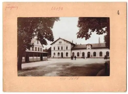 Fotografie Brück & Sohn, Meissen, Ansicht Frohburg, Blick nach dem Bahnhof nebst Gasthof Karl Berg