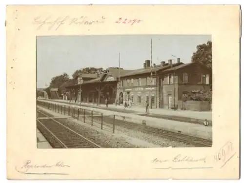 Fotografie Brück & Sohn, Meissen, Ansicht Röderau, Blick auf den Bahnhof von der Gleisseite aus, Bahnpersonal