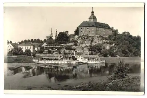 Fotografie Brück & Sohn, Meissen Ansicht Hirschstein a. Elbe, Blick zum Schloss mit Raddampfer Elbfrieden