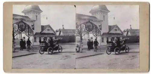 Stereo-Fotografie Auto, Kutschenwagen vor einem Festgelände mit Trachtenbild