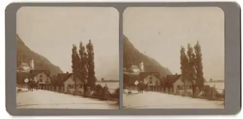 Stereo-Fotografie unbekannter Ort, Kutsche am Ortseingang, Strassenansicht mit Kirche