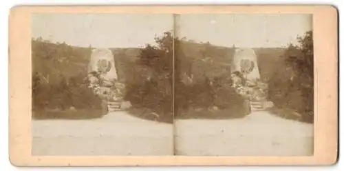 Stereo-Fotografie unbekannter Ort, Dame hält Andacht vor einem Denkmal mit Portrait