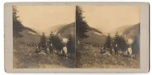 Stereo-Fotografie unbekannter Ort, Wanderer auf einem Hang vor Ortschaft im Gebirge