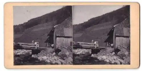 Stereo-Fotografie unbekannter Ort, Damen und Herr neben einer Berghütte