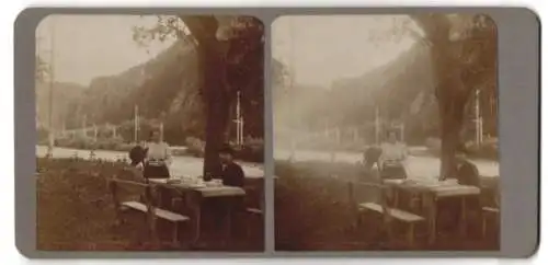 Stereo-Fotografie unbekannter Ort, Paar während einer Brotzeit vor einem Gasthaus