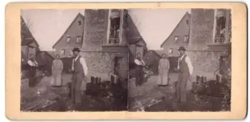 3 Stereo-Fotografien Herr stürzt auf einer Strasse nahe der Pumpe vor dem Wasserholen, Dorfbewohner im Gespräch