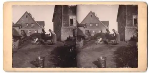 3 Stereo-Fotografien Herr stürzt auf einer Strasse nahe der Pumpe vor dem Wasserholen, Dorfbewohner im Gespräch