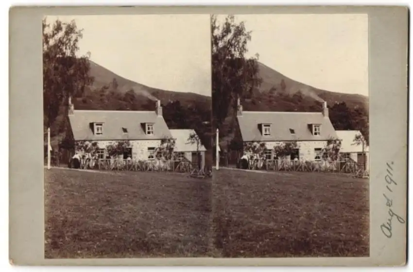 12 Stereo-Fotografien unbekannter Fotograf, Ansicht Brig O' Turk / Schottland, Bauernhof, Bäuerin & Hühner, Ortsansicht 0