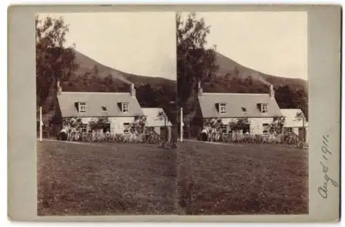 12 Stereo-Fotografien unbekannter Fotograf, Ansicht Brig O' Turk / Schottland, Bauernhof, Bäuerin & Hühner, Ortsansicht