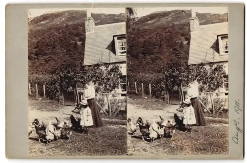 12 Stereo-Fotografien unbekannter Fotograf, Ansicht Brig O' Turk / Schottland, Bauernhof, Bäuerin & Hühner, Ortsansicht 1