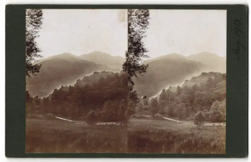 12 Stereo-Fotografien unbekannter Fotograf, Ansicht Brig O' Turk / Schottland, Bauernhof, Bäuerin & Hühner, Ortsansicht 11