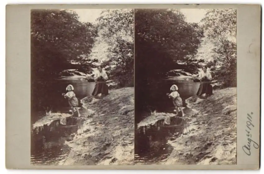 12 Stereo-Fotografien unbekannter Fotograf, Ansicht Brig O' Turk / Schottland, Bauernhof, Bäuerin & Hühner, Ortsansicht 2
