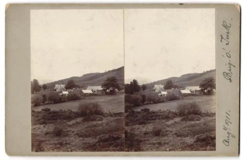 12 Stereo-Fotografien unbekannter Fotograf, Ansicht Brig O' Turk / Schottland, Bauernhof, Bäuerin & Hühner, Ortsansicht 5
