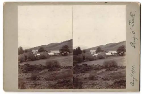 12 Stereo-Fotografien unbekannter Fotograf, Ansicht Brig O' Turk / Schottland, Bauernhof, Bäuerin & Hühner, Ortsansicht