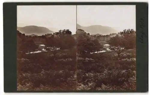 12 Stereo-Fotografien unbekannter Fotograf, Ansicht Brig O' Turk / Schottland, Bauernhof, Bäuerin & Hühner, Ortsansicht