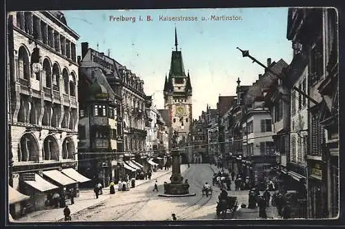 AK Freiburg / Breisgau, Kaiserstrasse und Martinstor, Strassenleben