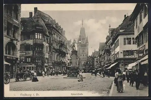 AK Freiburg i. Br., Kaiserstrasse mit Geschäften und Denkmal