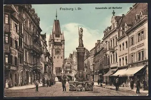 AK Freiburg i. Br., Kaiserstrasse mit Geschäften, Martinstor und Brunnen