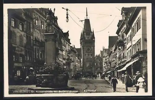 AK Freiburg i. Br., Kaiserstrasse mit Geschäften, Bertholdsbrunnen und Martinstor