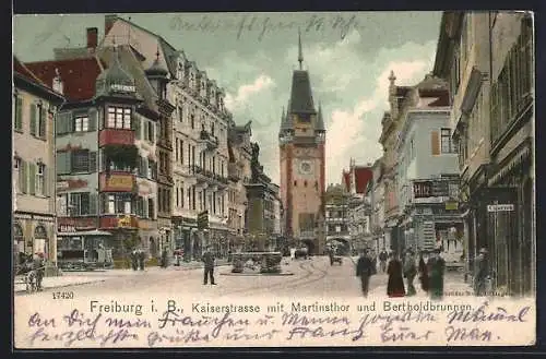 AK Freiburg i. B., Kaiserstrasse mit Martinsthor und Bertholdbrunnen