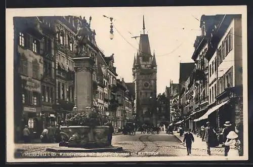 AK Freiburg / Breisgau, Kaiserstrasse mit Bertholdsbrunnen und Martinstor