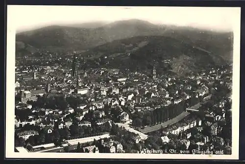 AK Freiburg i. Br., Teilansicht mit Kirche, Fliegeraufnahme