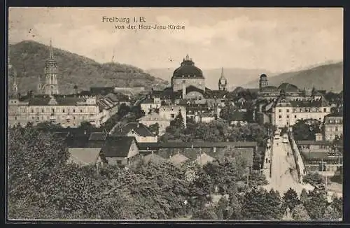 AK Freiburg i. B., Strassenpartie mit Strassenbahn von der Herz-Jesu-Kirche