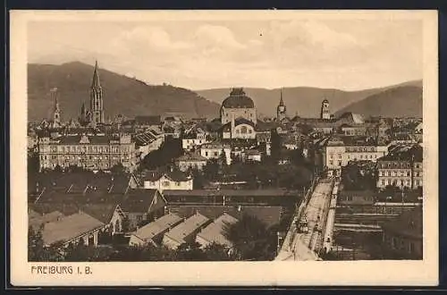 AK Freiburg i. B., Strassenpartie mit Strassenbahn, Im Hintergrund Kirche