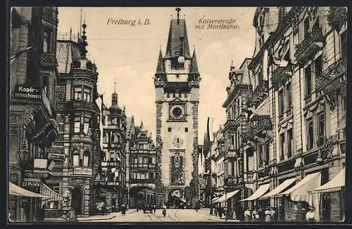 AK Freiburg i. B., Kaiserstrasse mit Geschäften und Martinstor