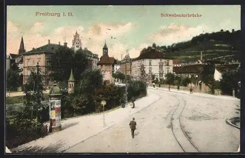 AK Freiburg / Breisgau, Strassenansicht mit Blick auf Schwabentorbrücke