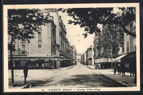 AK Valence, Avenue Victor-Hugo avec commerces et piétons