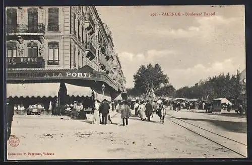 AK Valence, Boulevard Bancel avec des passants et un tramway