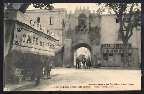 AK Saint-Paul-Trois-Châteaux, Portail Notre-Dame et Café de Paris