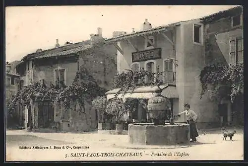 AK Saint-Paul-Trois-Châteaux, Fontaine de l`Eplan devant un café et des bâtiments anciens