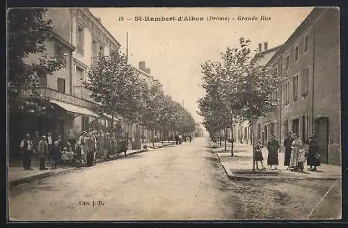 AK Saint-Rambert-d`Albon, Grande Rue avec habitants et commerces