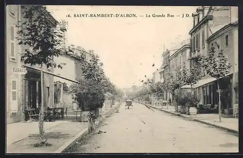 AK Saint-Rambert-d`Albon, La Grande Rue avec boutiques et arbres alignés