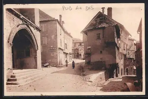 AK Saint-Vallier, Rue animée avec vue sur l`enseigne Byrrh et bâtiments historiques